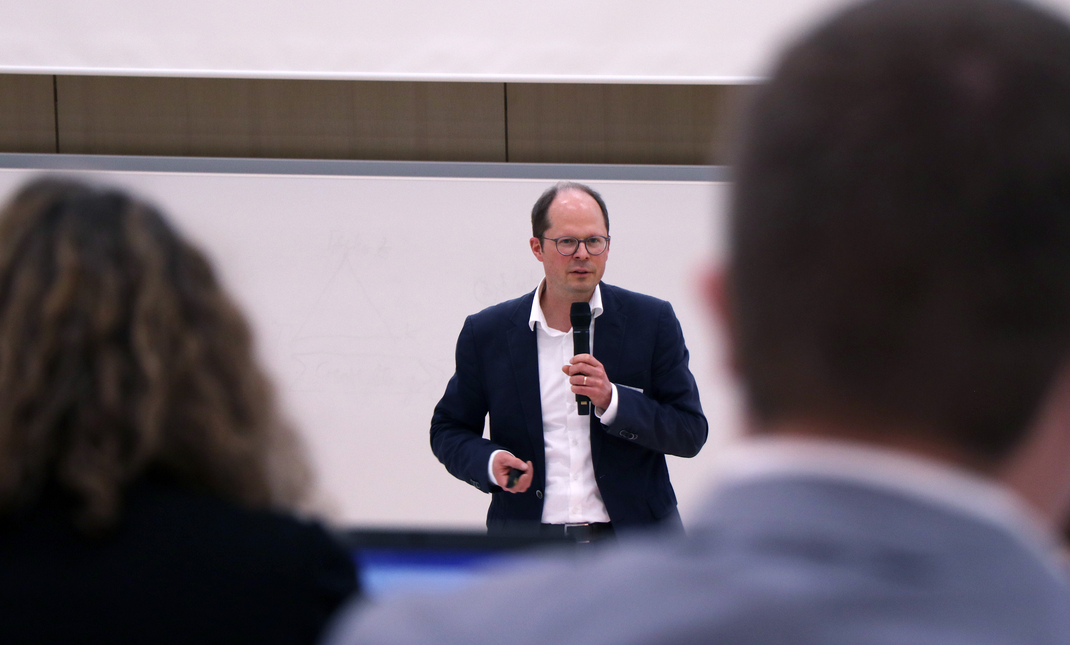 Prof. Dr. Ulrich Trautwein empfängt die Studierenden der Weiterbildungsmasters Schulmanagement & Leadership im Seminar