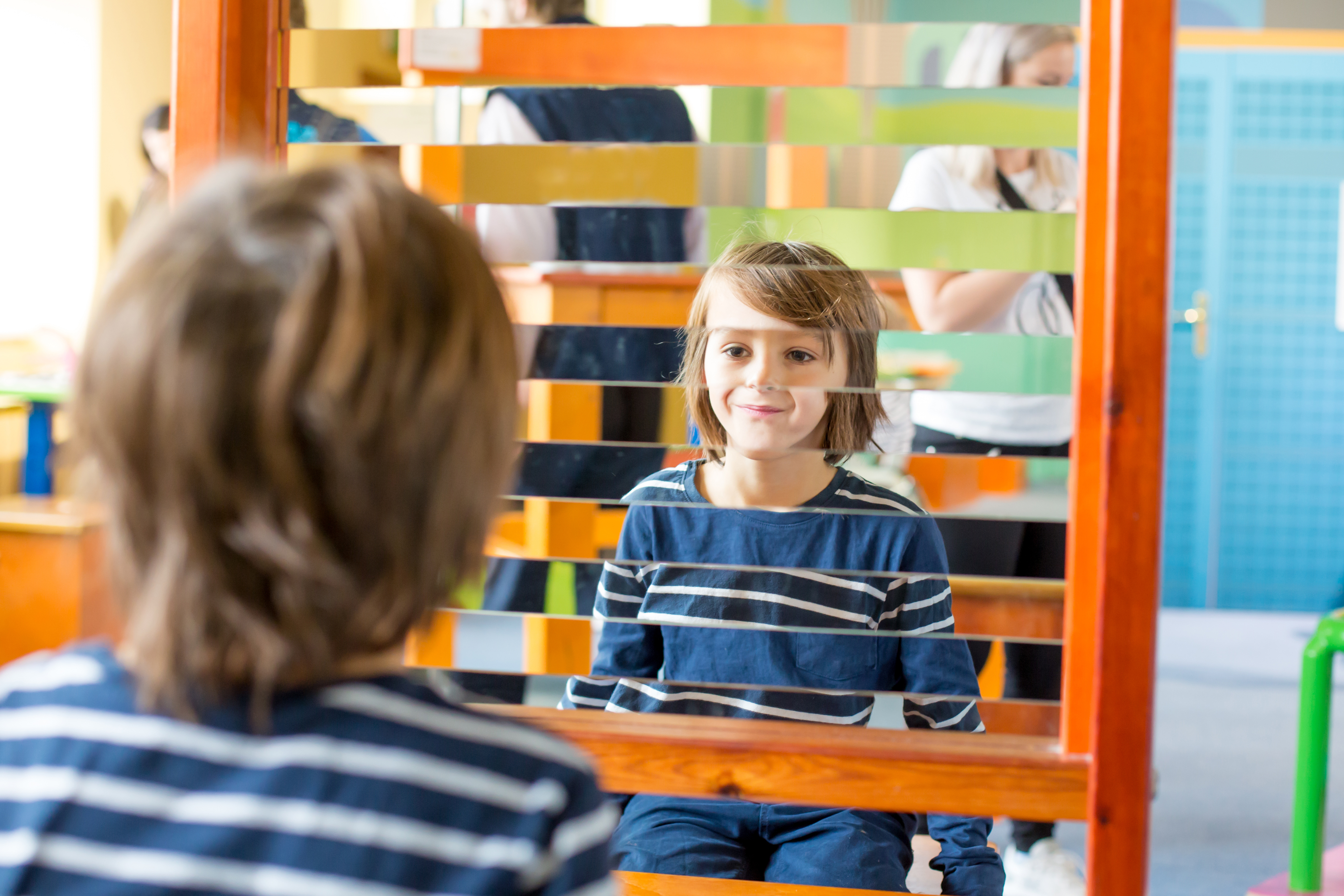 Kind schaut in fragmentierten Spiegel