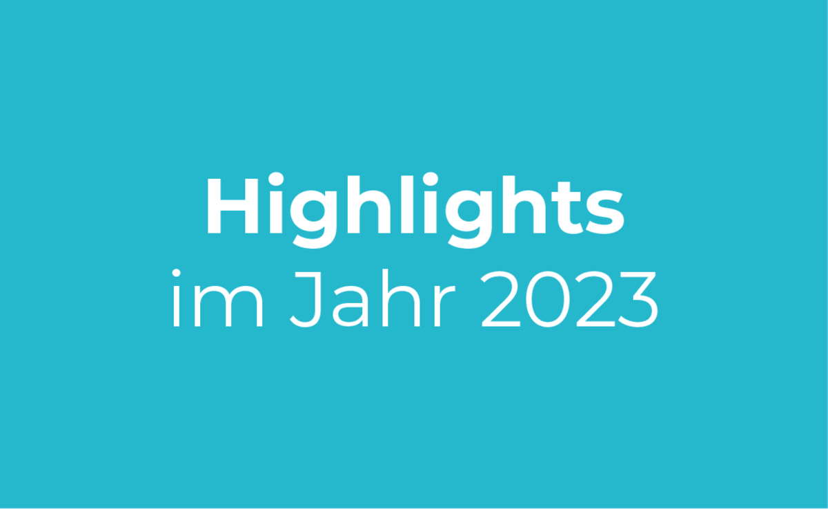 Weiße Schrift "Highlights im Jahr 2023" auf hellem petrolfarbenem Hintergrund