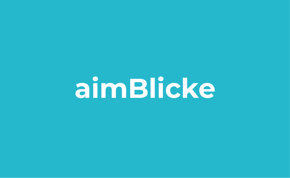 Weiße Schrift "aimBlicke" auf hellem petrolfarbenem Hintergrund